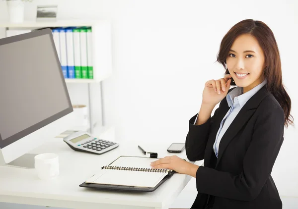 Gelukkig jonge zakenvrouw werken in het kantoor — Stockfoto