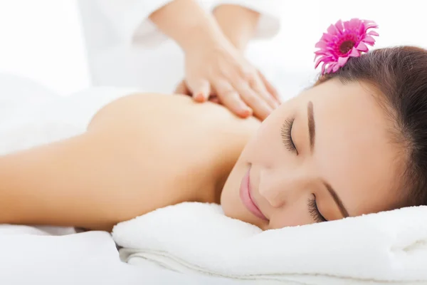 Ung kvinna i spasalong får massage — Stockfoto