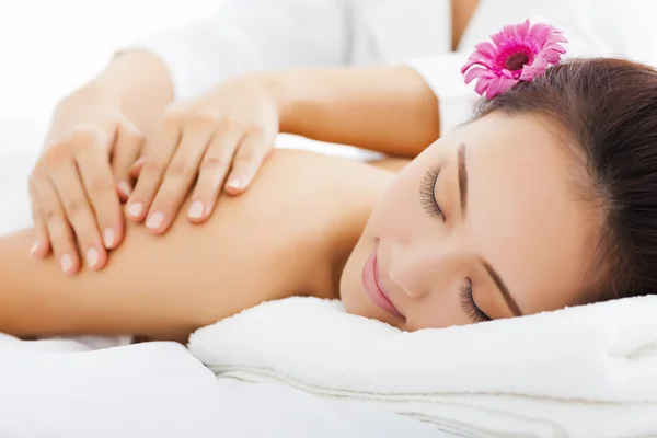 Junge Frau im Wellness-Salon bekommt Massage — Stockfoto