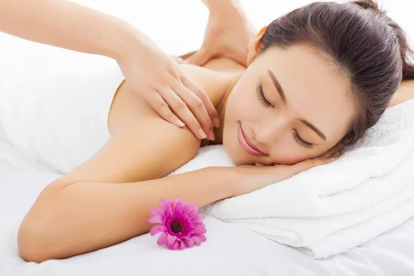 Junge Frau im Wellness-Salon bekommt Massage — Stockfoto