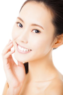 genç kadın yüzü beyaz izole gülümseyen portre