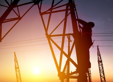 Bir elektrik alt istasyonlar günbatımı arka plan ile görevli