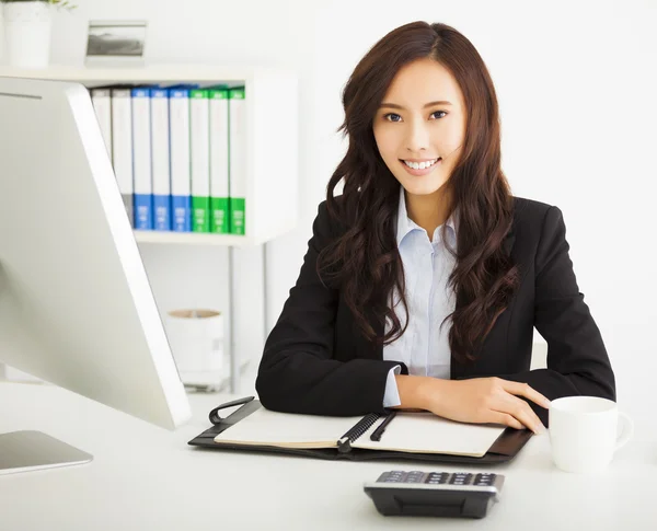 Happy young businesswoman working in the office — Stock Photo, Image