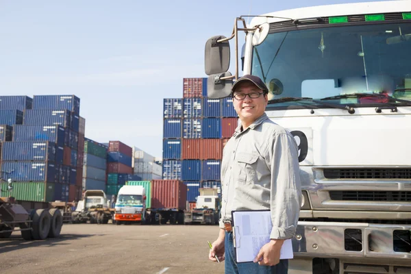 Glada förare framför container truck — Stockfoto