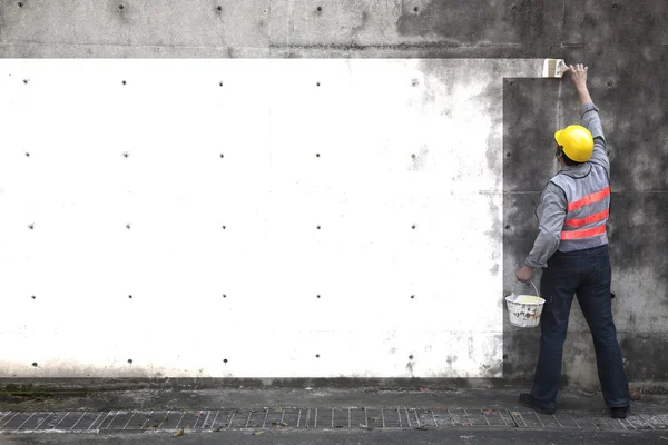 Pracownik malowanie starych ścian w kolorze białym — Zdjęcie stockowe