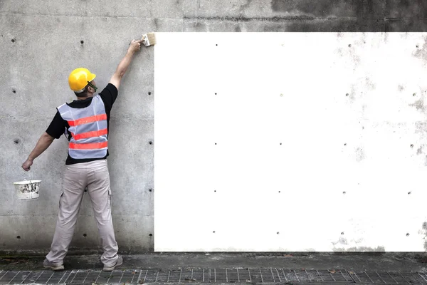 Operaio che dipinge la vecchia parete in bianco — Foto Stock