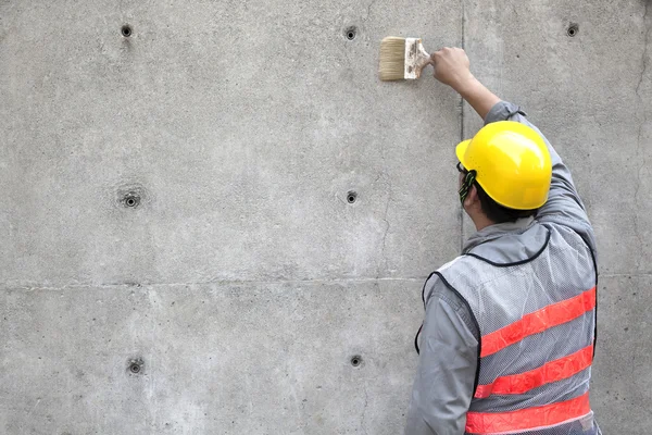 Peintre travaillant sur le vieux mur de béton — Photo