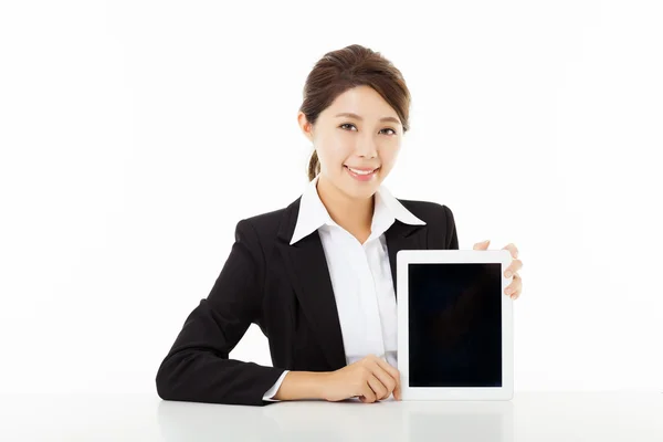 Uśmiechnięta młoda kobieta pokazano komputera typu tablet — Zdjęcie stockowe