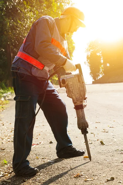 Arbeiter mit Presslufthammer-Bohrgeräten zum Aufbrechen bereit — Stockfoto