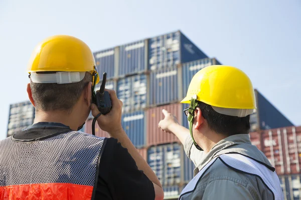 Containrar arbetstagare diskussion och pekar för inspektion — Stockfoto