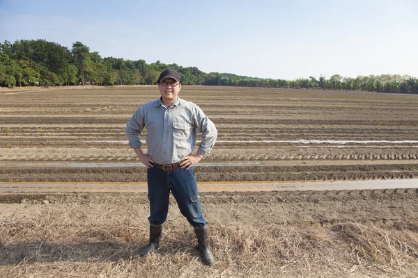 Asian Farmer  standing on farming land — Stock Photo, Image