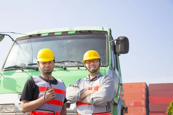 Deux travailleurs de conteneurs avec camion — Photo