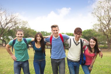 Mutlu grup birlikte yürüyüş öğrenci