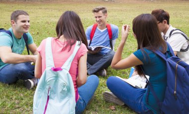 Üniversite öğrencileri ve birlikte Kampüs içinde tartışmak 