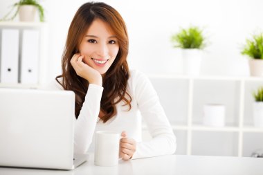 dizüstü bilgisayar ile gülümseyen genç Asyalı kadın