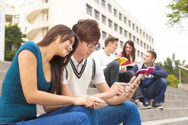Giovane studente coppia toccare lo smartphone — Foto Stock