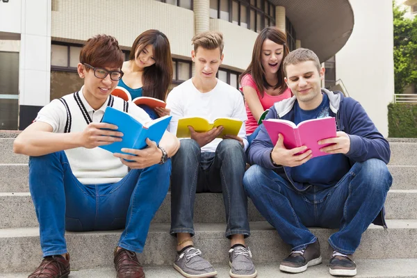 Feliz grupo de jóvenes estudiantes estudian juntos — Foto de Stock