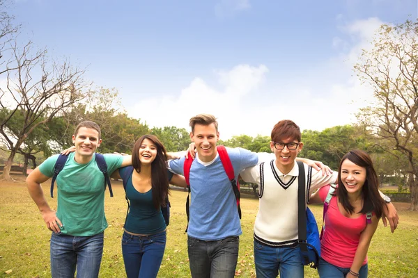 Heureux groupe d'étudiants marchant ensemble — Photo