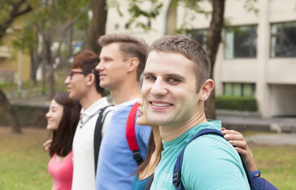 Heureux groupe d'étudiants debout ensemble — Photo