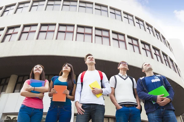 Heureux groupe d'étudiants debout ensemble — Photo