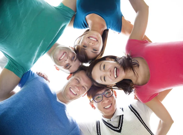Счастливая молодая студенческая группа смотрит вниз — стоковое фото
