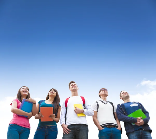 Fröhliche junge Studentengruppe, die zusammensteht — Stockfoto