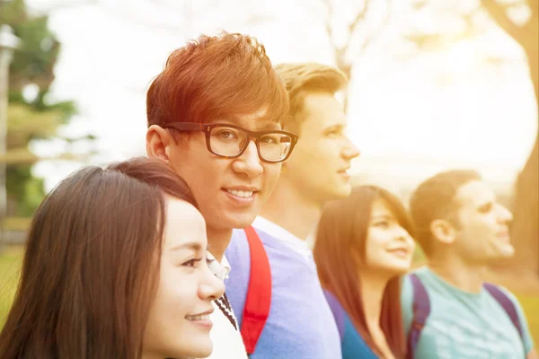 Felice gruppo di studenti in piedi insieme — Foto Stock