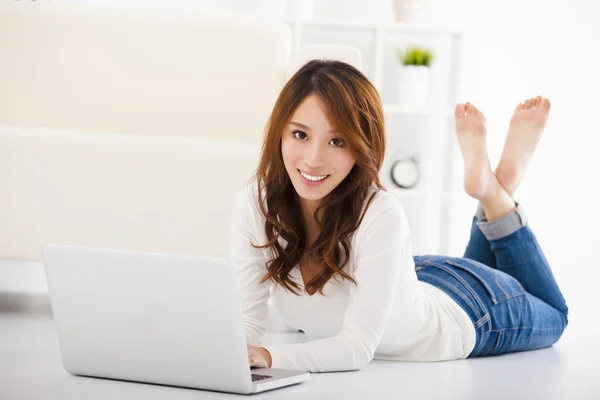 Glimlachende jonge vrouw met laptop — Stockfoto