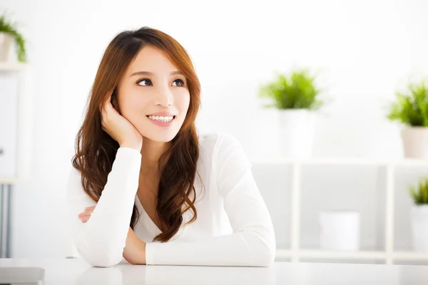 Mooie jonge Aziatische vrouw denken iets — Stockfoto