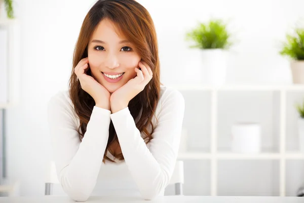 Hermosa joven sonriendo mujer asiática — Foto de Stock