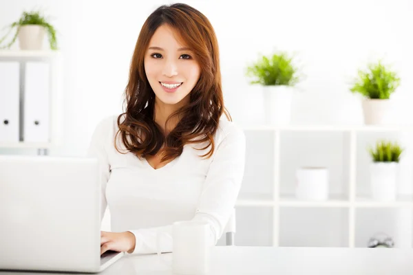 Sorrindo Jovem mulher asiática com laptop — Fotografia de Stock