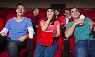 mutlu genç insanlar bir film sinemada izlerken