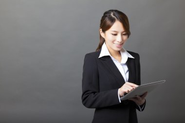 güzel Asyalı işkadını Tablet PC'yi kullanma 