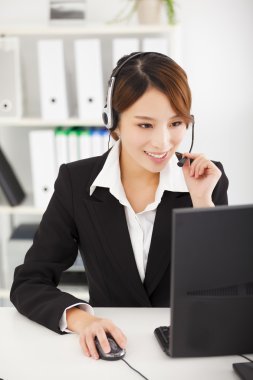 ofiste çalışan kulaklık ile genç iş kadını