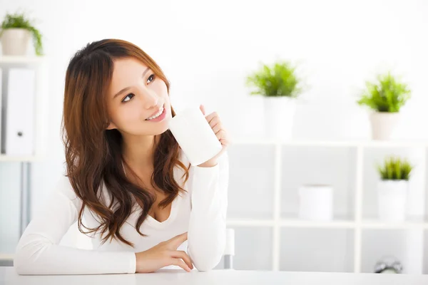 Gelukkig aziatische jonge vrouw drinken koffie — Stockfoto