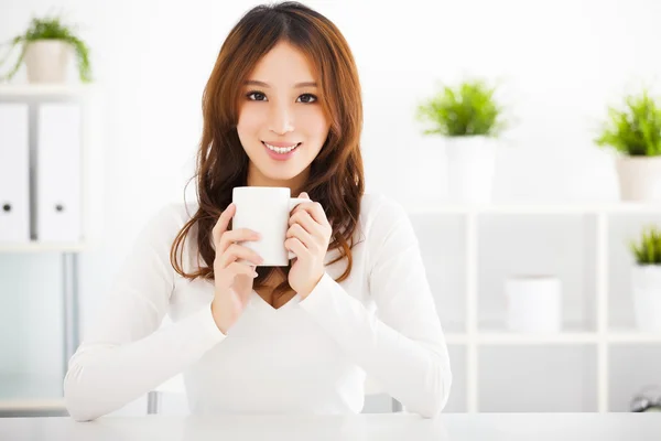 Feliz asiático jovem mulher beber café — Fotografia de Stock