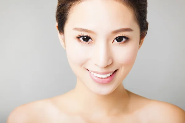 Closeup smiling young  asian woman face — Stock Photo, Image