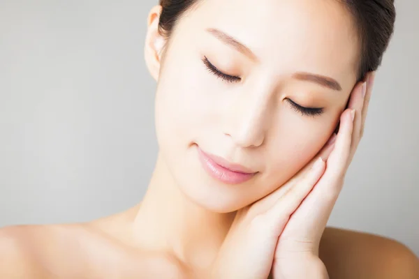 Primo piano sorridente giovane bella asiatica faccia donna — Foto Stock