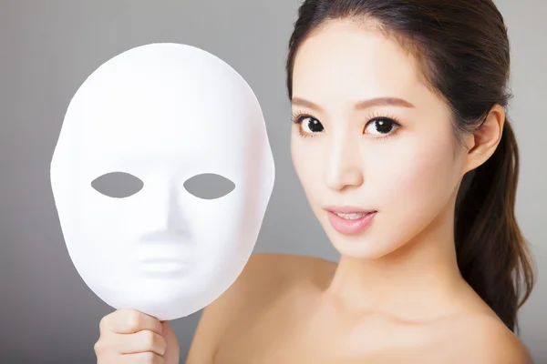 Jonge vrouw met wit masker voor medische schoonheid concept — Stockfoto