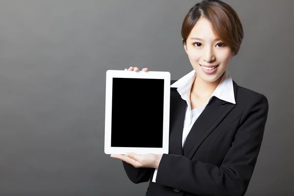 Красивая азиатская деловая женщина показывает планшет ПК — стоковое фото