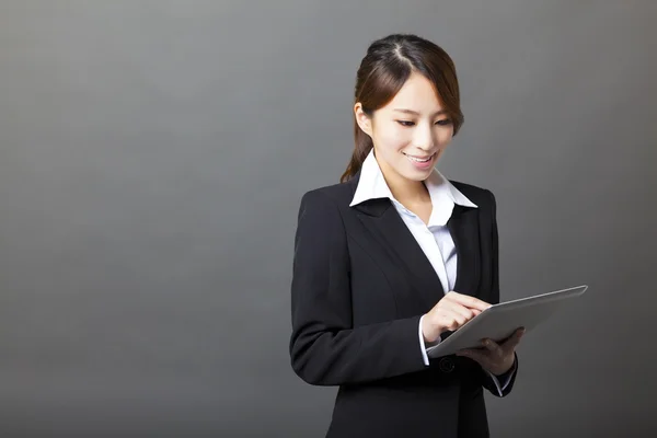 Schöne asiatische Geschäftsfrau mit Tablet-PC — Stockfoto