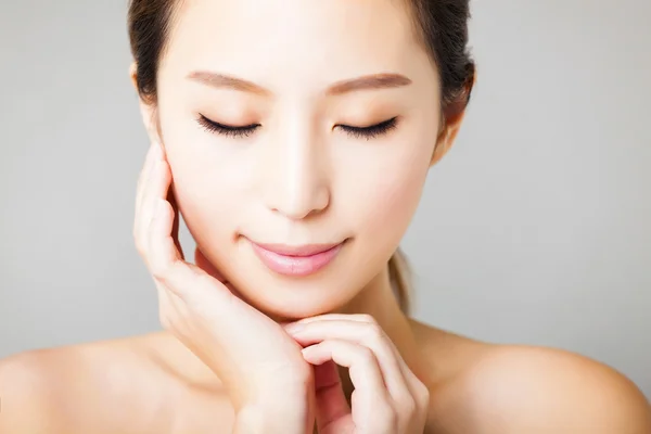 Closeup smiling young  beautiful asian woman face — Stock Photo, Image