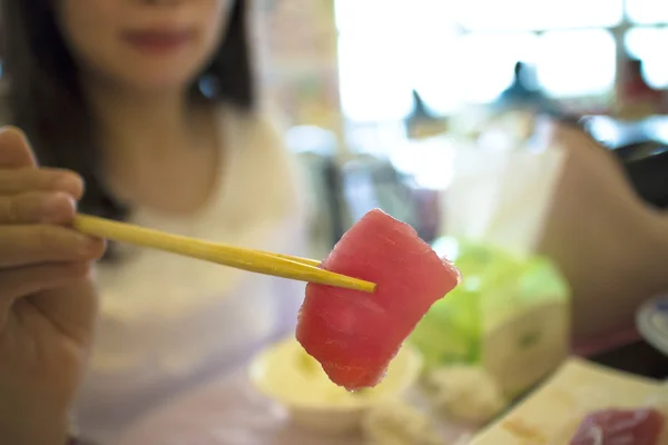 Donna pronta a mangiare sashimi nel ristorante — Foto Stock