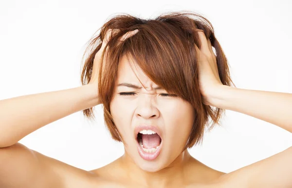 Gros plan stressé jeune femme tirant les cheveux — Photo