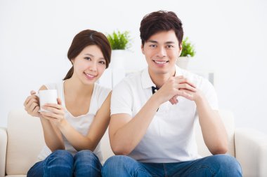 mutlu genç çift kanepe rahatlatıcı