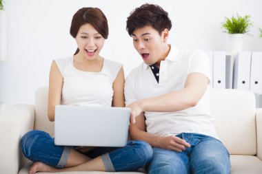 sürpriz çift kanepe ile dizüstü bilgisayar üzerinde