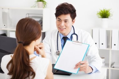 doktor ofisinde Bayan hasta ile konuşmak