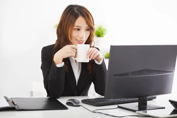 Belle femme d'affaires travaillant dans le bureau — Photo