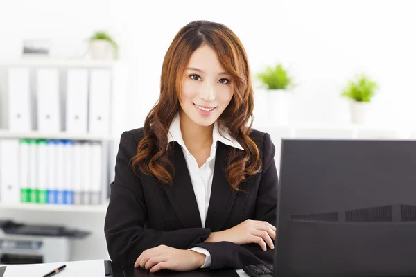 Young beautiful  businesswoman working in the office — Stock Photo, Image