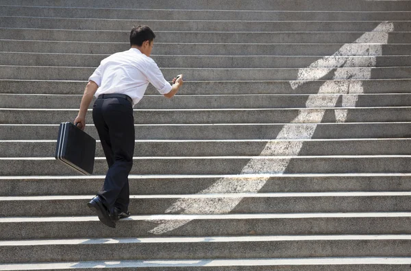 Empresario con escalera en concepto de gráfico de negocios —  Fotos de Stock